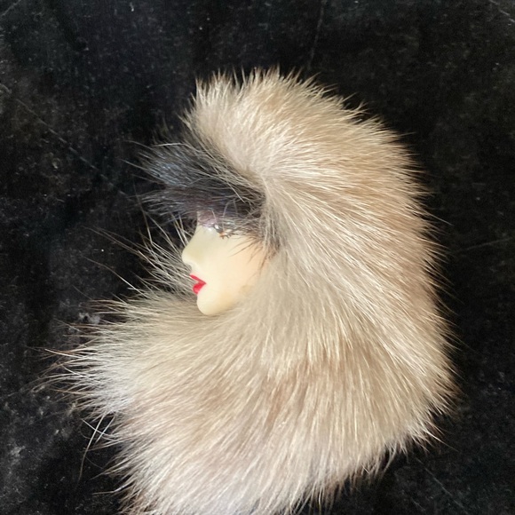 Genuine Han Shin Fur Brooch with doll Face Detail - Picture 2 of 3